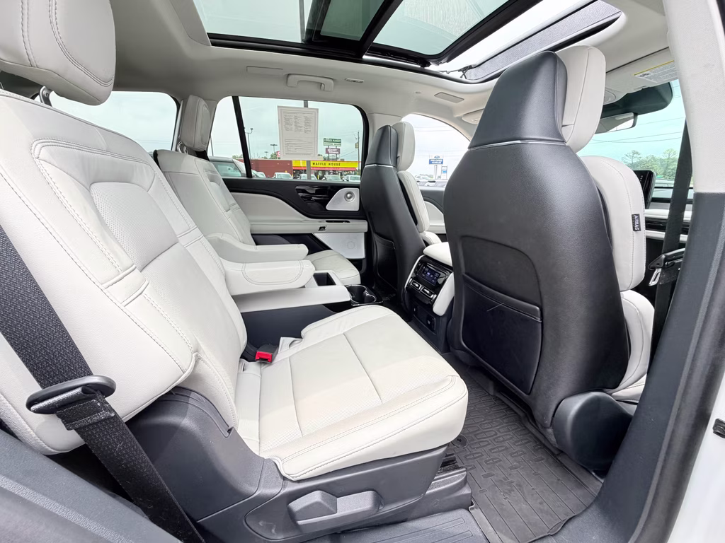 2025 Pristine White Metallic Tri-Coat Lincoln Aviator Reserve RWD SUV