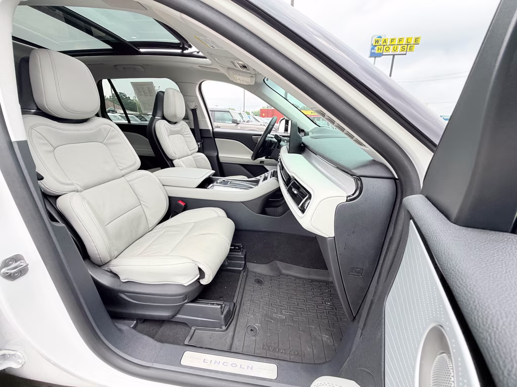 2025 Pristine White Metallic Tri-Coat Lincoln Aviator Reserve RWD SUV