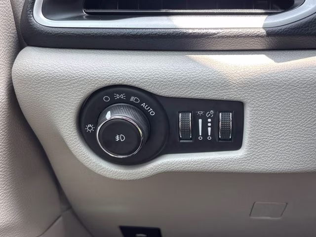 2023 Bright White Clearcoat Chrysler Pacifica Touring L FWD Van