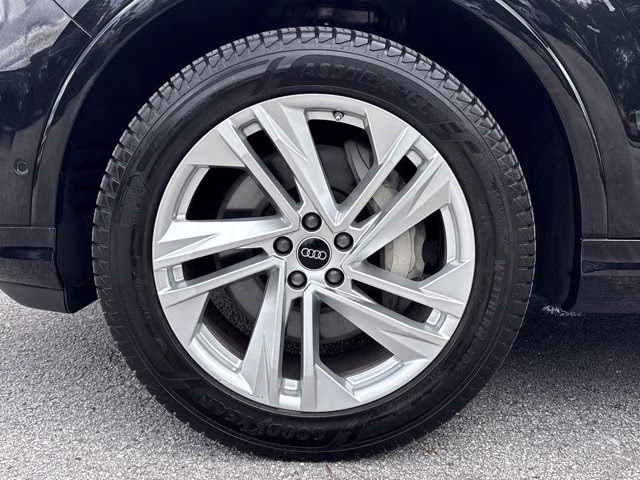 2024 Mythos Black Metallic Audi Q7 Premium Plus AWD SUV