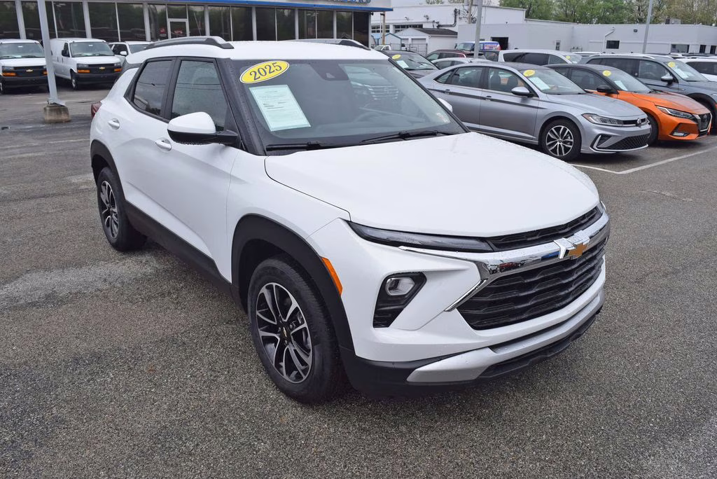 2025 Summit White Chevrolet Trailblazer LT FWD SUV