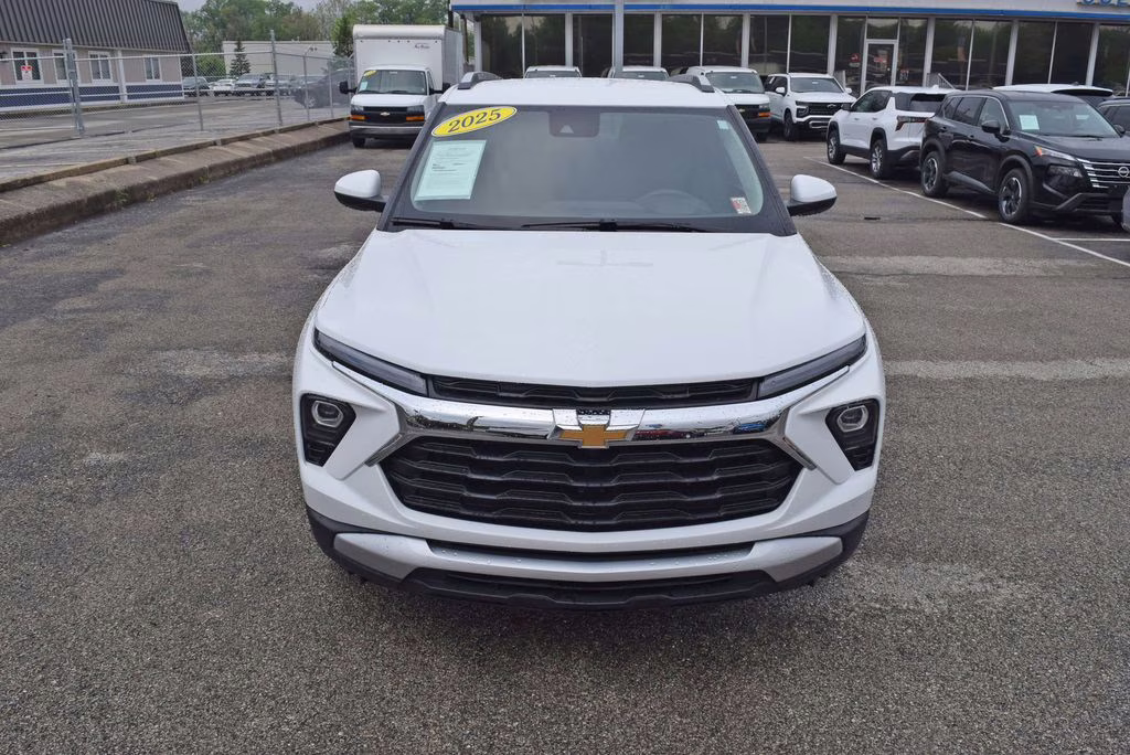 2025 Summit White Chevrolet Trailblazer LT FWD SUV