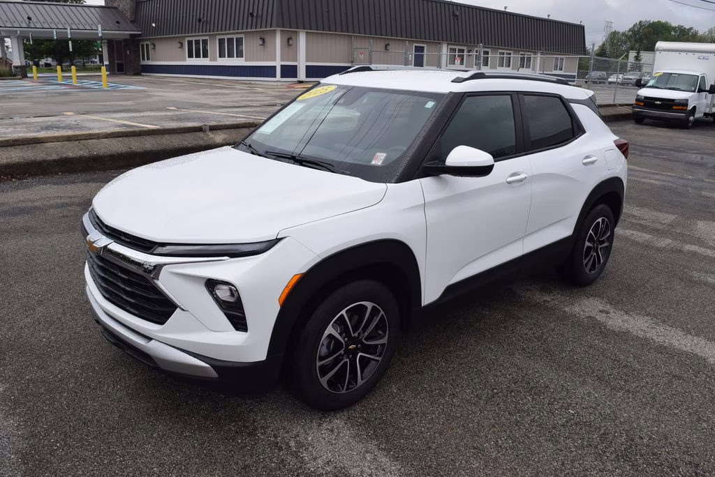 2025 Summit White Chevrolet Trailblazer LT FWD SUV