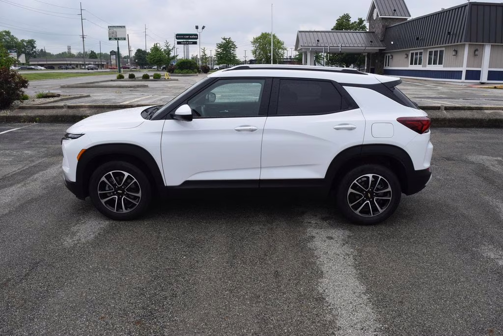 2025 Summit White Chevrolet Trailblazer LT FWD SUV