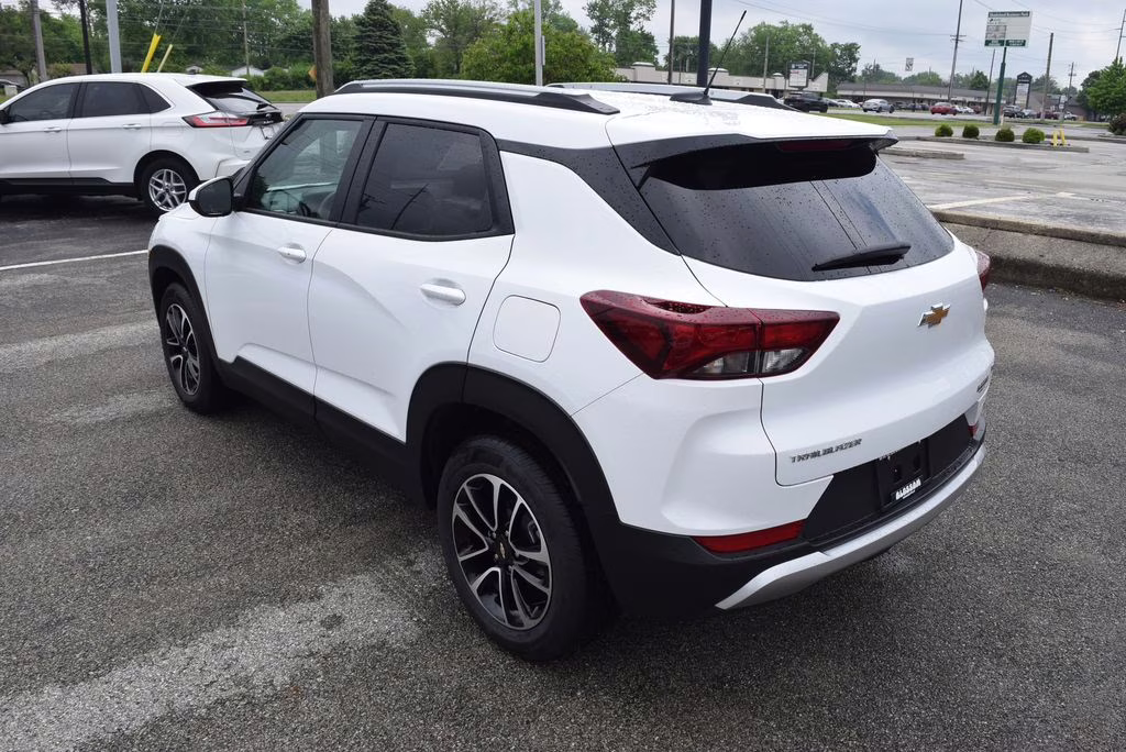 2025 Summit White Chevrolet Trailblazer LT FWD SUV
