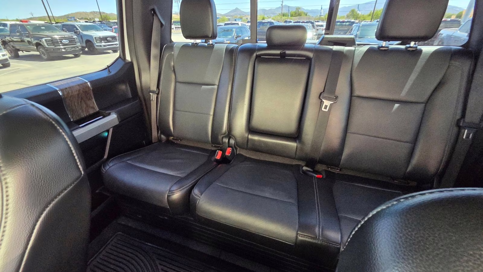 2017 Oxford White Ford Super Duty F-250 SRW Lariat 4X4 Truck