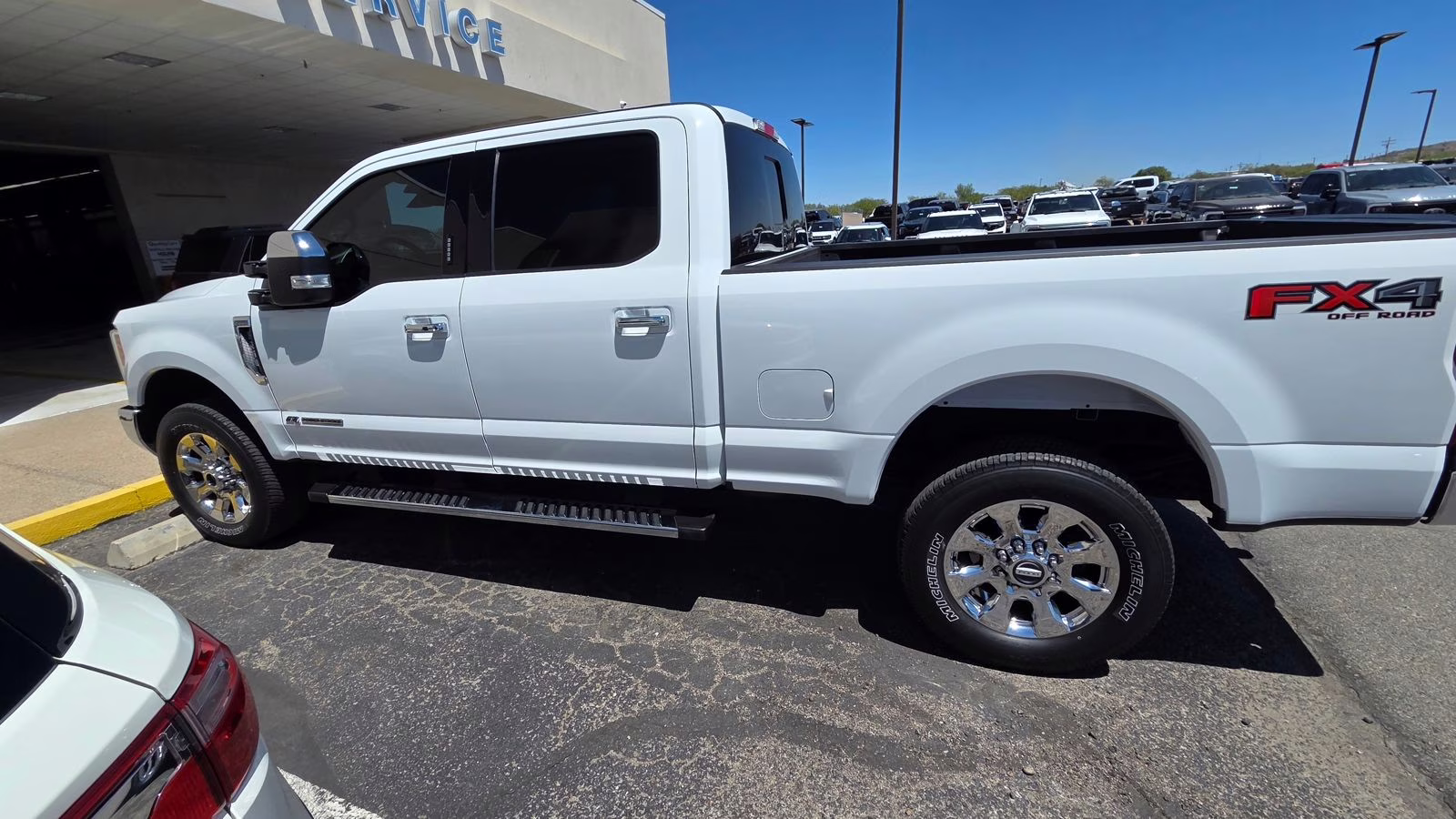 2017 Oxford White Ford Super Duty F-250 SRW Lariat 4X4 Truck