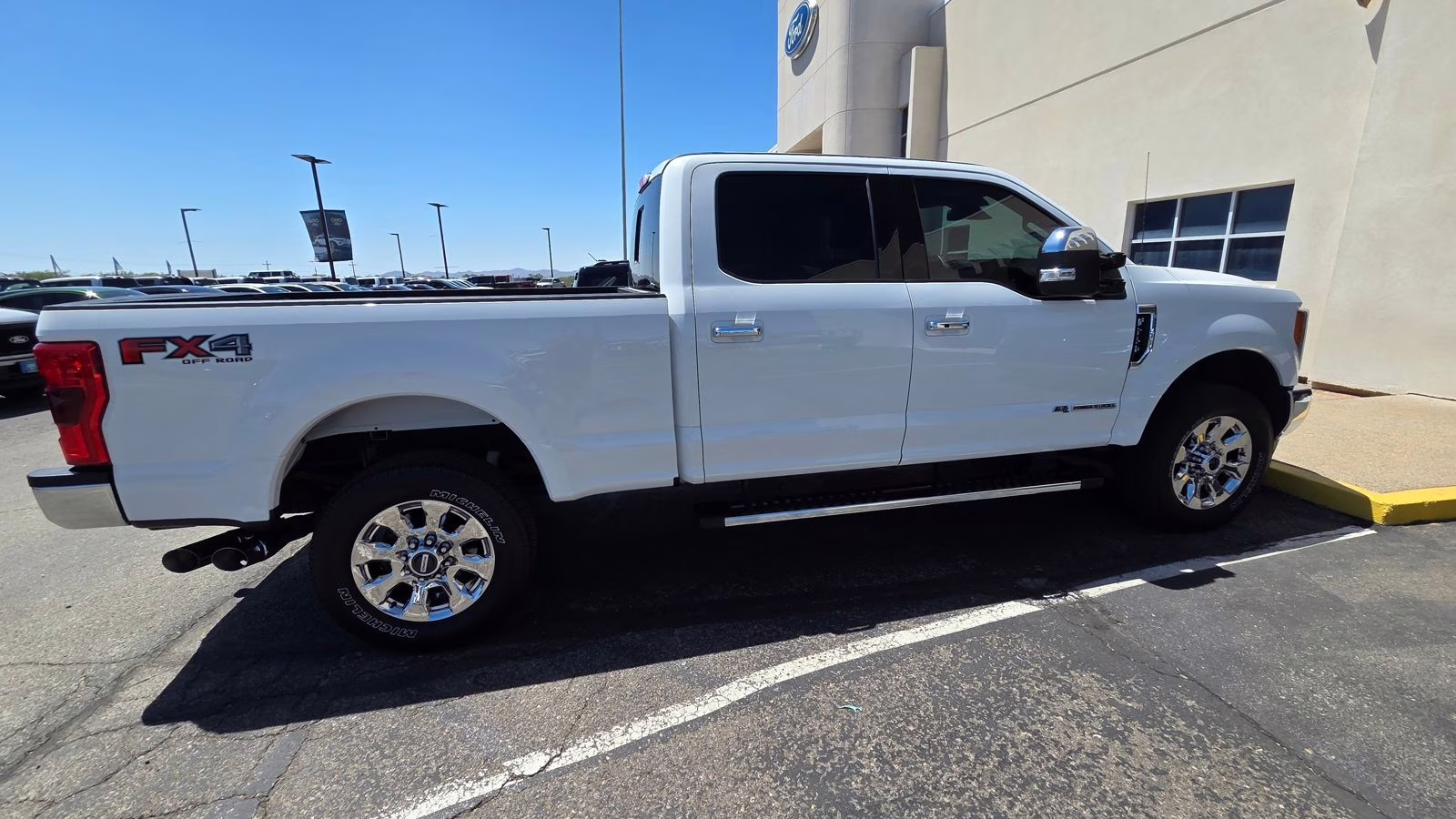 2017 Oxford White Ford Super Duty F-250 SRW Lariat 4X4 Truck