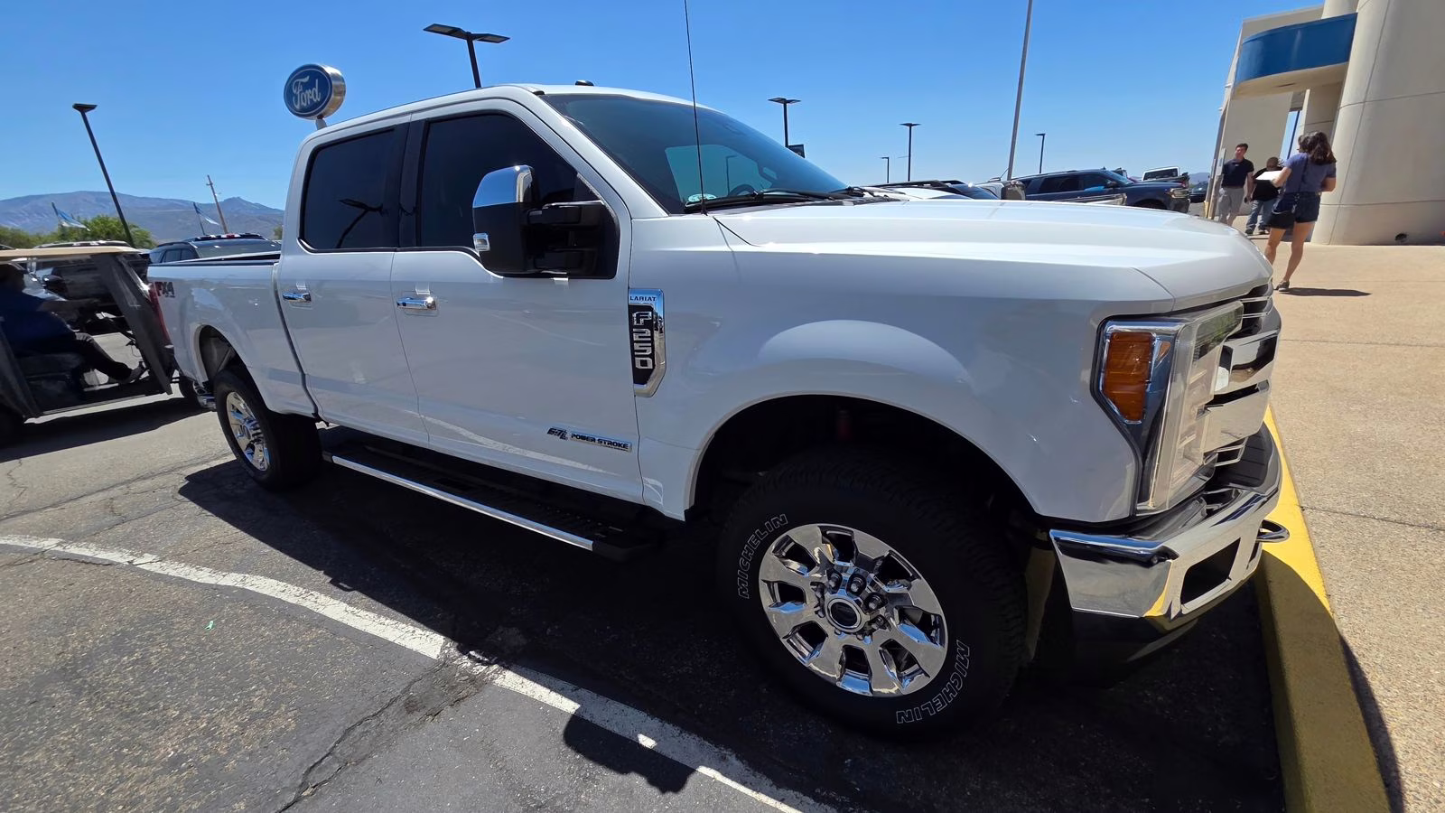 2017 Oxford White Ford Super Duty F-250 SRW Lariat 4X4 Truck