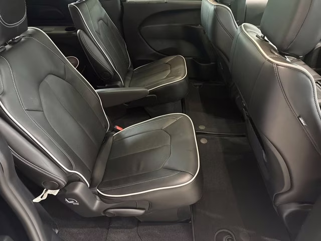 2026 Diamond Black Crystal Pearlcoat Chrysler Pacifica Limited FWD Van