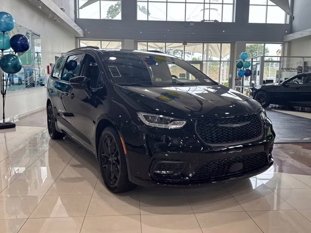 2026 Diamond Black Crystal Pearlcoat Chrysler Pacifica Limited FWD Van