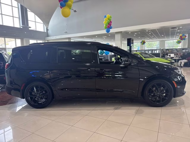 2026 Diamond Black Crystal Pearlcoat Chrysler Pacifica Limited FWD Van