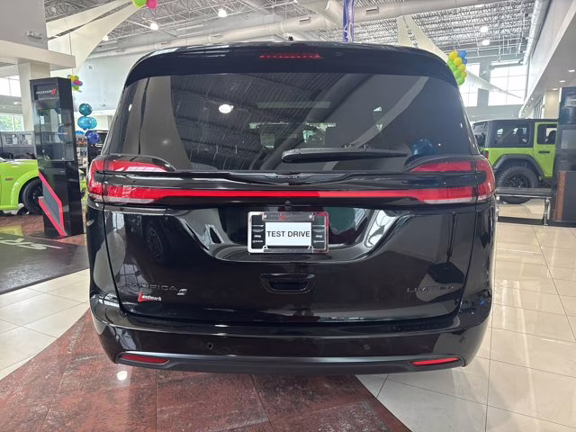2026 Diamond Black Crystal Pearlcoat Chrysler Pacifica Limited FWD Van