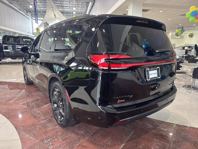 2026 Diamond Black Crystal Pearlcoat Chrysler Pacifica Limited FWD Van