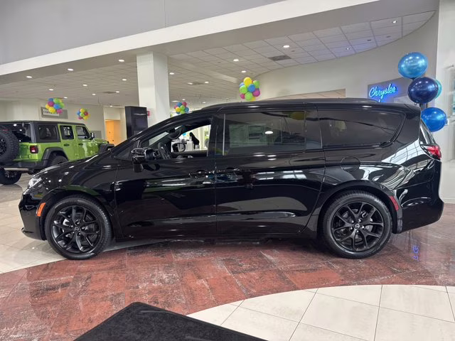 2026 Diamond Black Crystal Pearlcoat Chrysler Pacifica Limited FWD Van