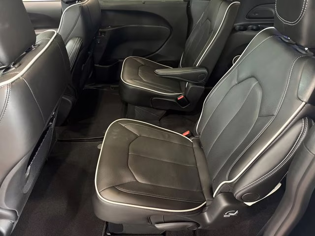2026 Diamond Black Crystal Pearlcoat Chrysler Pacifica Limited FWD Van