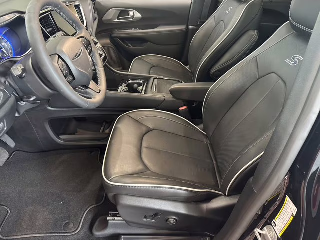 2026 Diamond Black Crystal Pearlcoat Chrysler Pacifica Limited FWD Van
