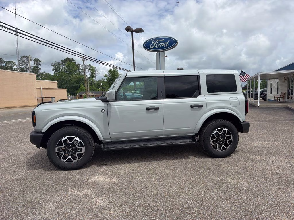 2026 Avalanche Gray Ford Bronco Outer Banks 4X4 SUV