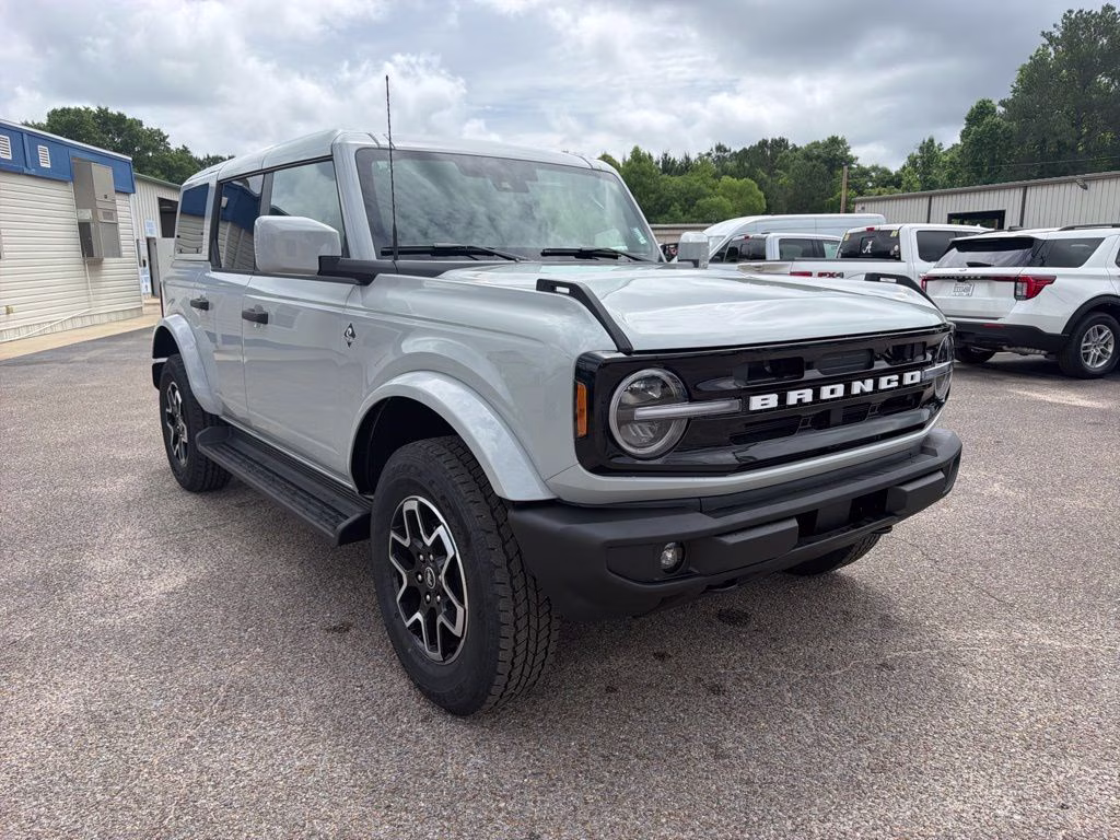 2026 Avalanche Gray Ford Bronco Outer Banks 4X4 SUV