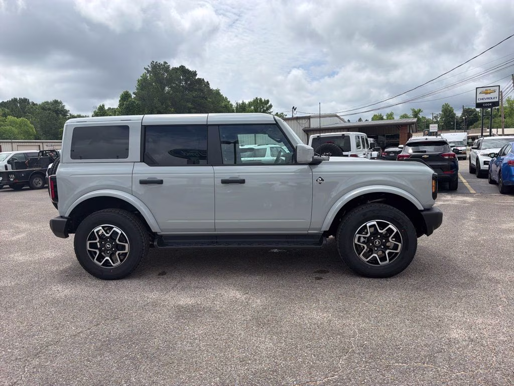 2026 Avalanche Gray Ford Bronco Outer Banks 4X4 SUV