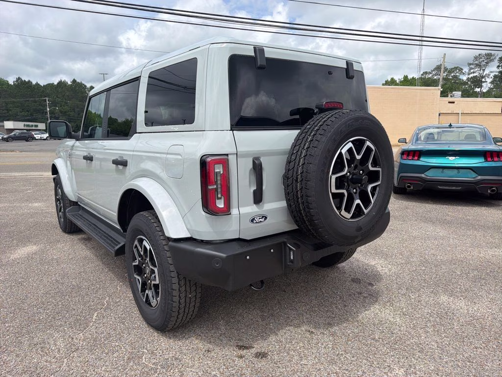 2026 Avalanche Gray Ford Bronco Outer Banks 4X4 SUV