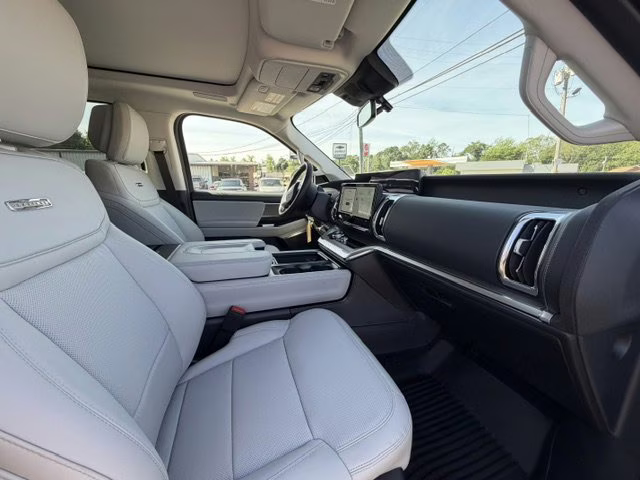 2026 Star White Tri-Coat Ford Expedition Platinum 4X4 SUV