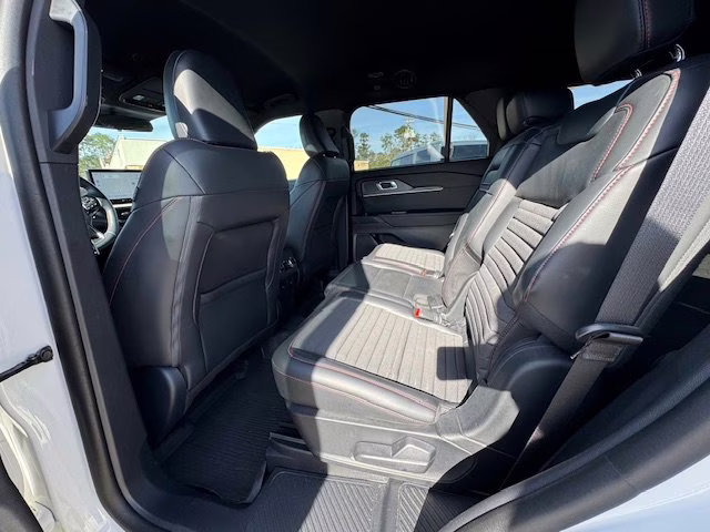 2025 Star White Tri-Coat Ford Explorer ST-Line 4X4 SUV