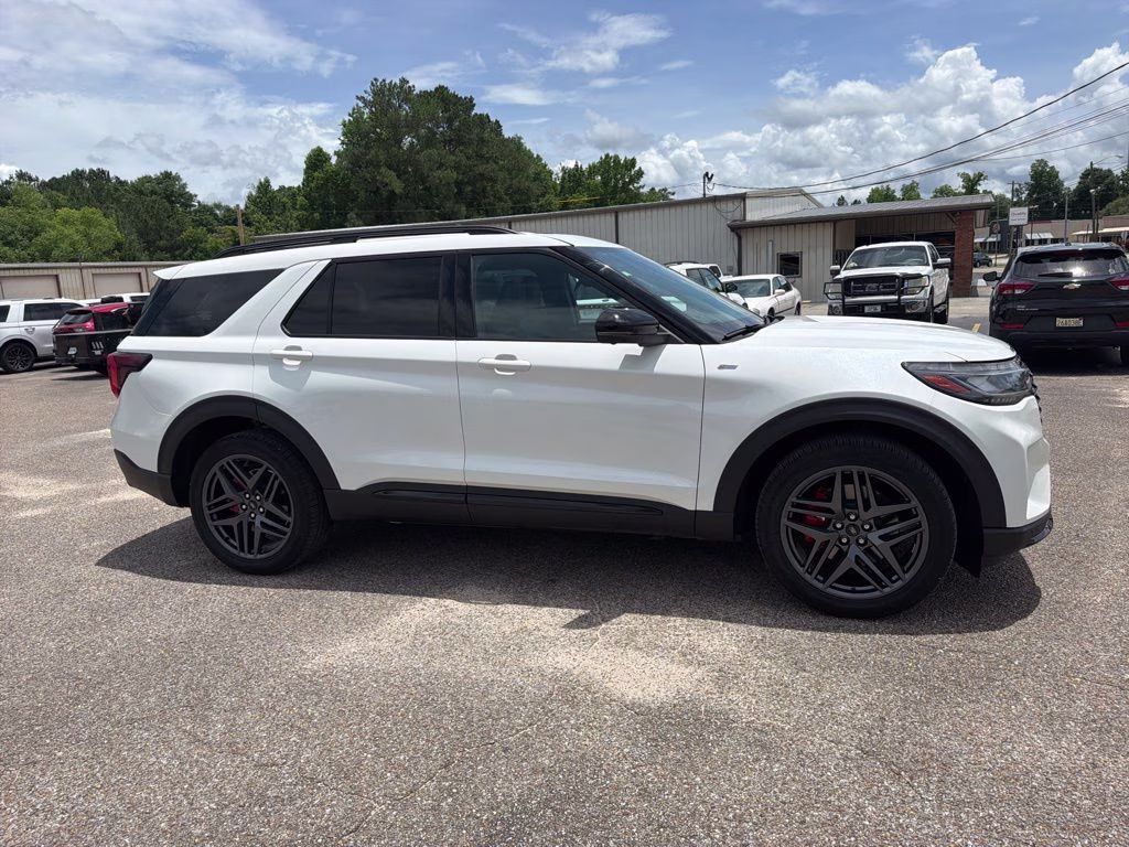 2025 White Metallic Ford Explorer ST-Line 4X4 SUV