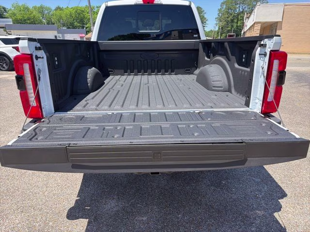 2026 Oxford White Ford Super Duty F-250 SRW Lariat 4X4 Truck