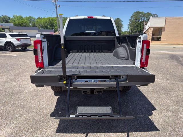 2026 Oxford White Ford Super Duty F-250 SRW Lariat 4X4 Truck