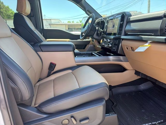 2026 Oxford White Ford Super Duty F-250 SRW Lariat 4X4 Truck
