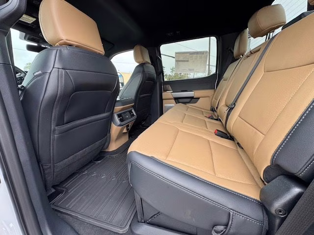 2026 Oxford White Ford Super Duty F-250 SRW Lariat 4X4 Truck