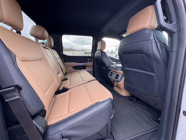 2026 Oxford White Ford Super Duty F-250 SRW Lariat 4X4 Truck