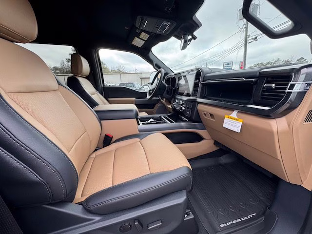 2026 Oxford White Ford Super Duty F-250 SRW Lariat 4X4 Truck