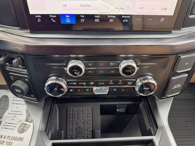 2026 Oxford White Ford Super Duty F-250 SRW Lariat 4X4 Truck