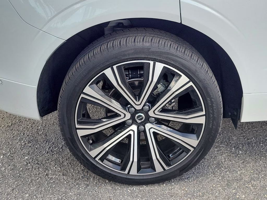 2023 Crystal White Metallic Volvo XC60 Ultimate Bright Theme AWD SUV