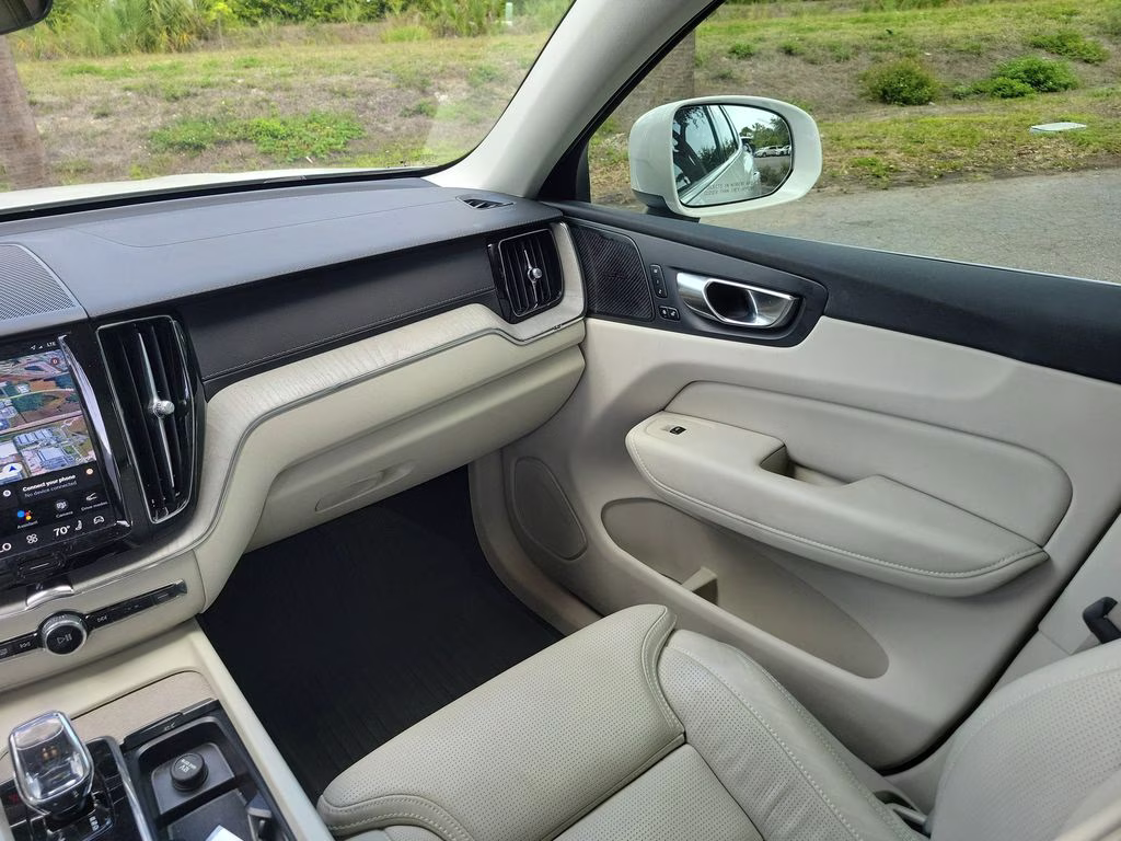 2023 Crystal White Metallic Volvo XC60 Ultimate Bright Theme AWD SUV
