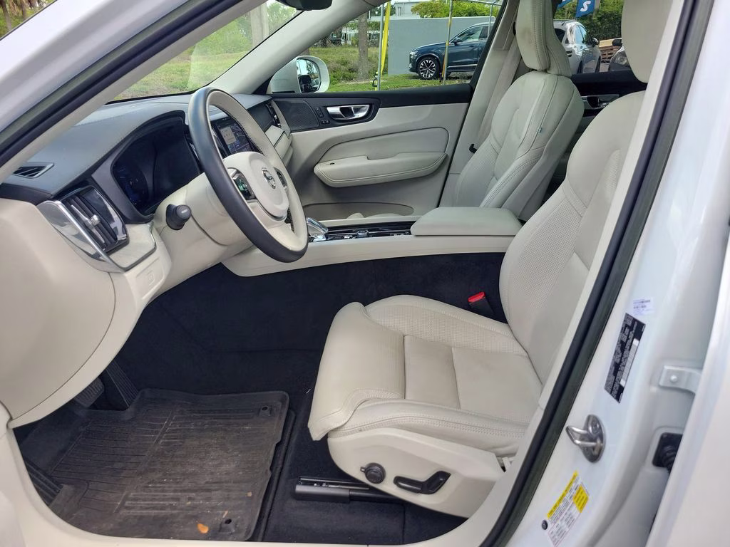 2023 Crystal White Metallic Volvo XC60 Ultimate Bright Theme AWD SUV