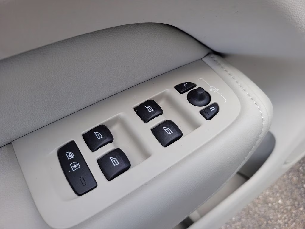 2023 Crystal White Metallic Volvo XC60 Ultimate Bright Theme AWD SUV