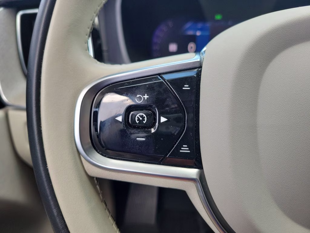 2023 Crystal White Metallic Volvo XC60 Ultimate Bright Theme AWD SUV