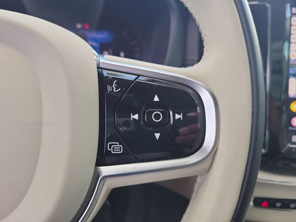 2023 Crystal White Metallic Volvo XC60 Ultimate Bright Theme AWD SUV