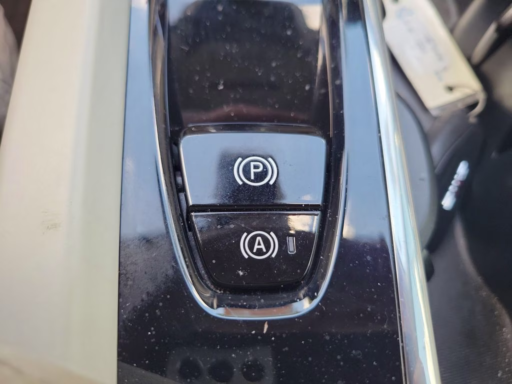 2023 Crystal White Metallic Volvo XC60 Ultimate Bright Theme AWD SUV