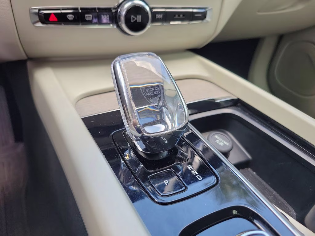 2023 Crystal White Metallic Volvo XC60 Ultimate Bright Theme AWD SUV
