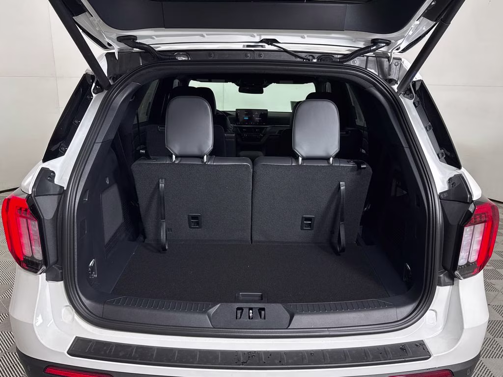 2026 Star White Metallic Tri-Coat Ford Explorer ST-Line RWD SUV