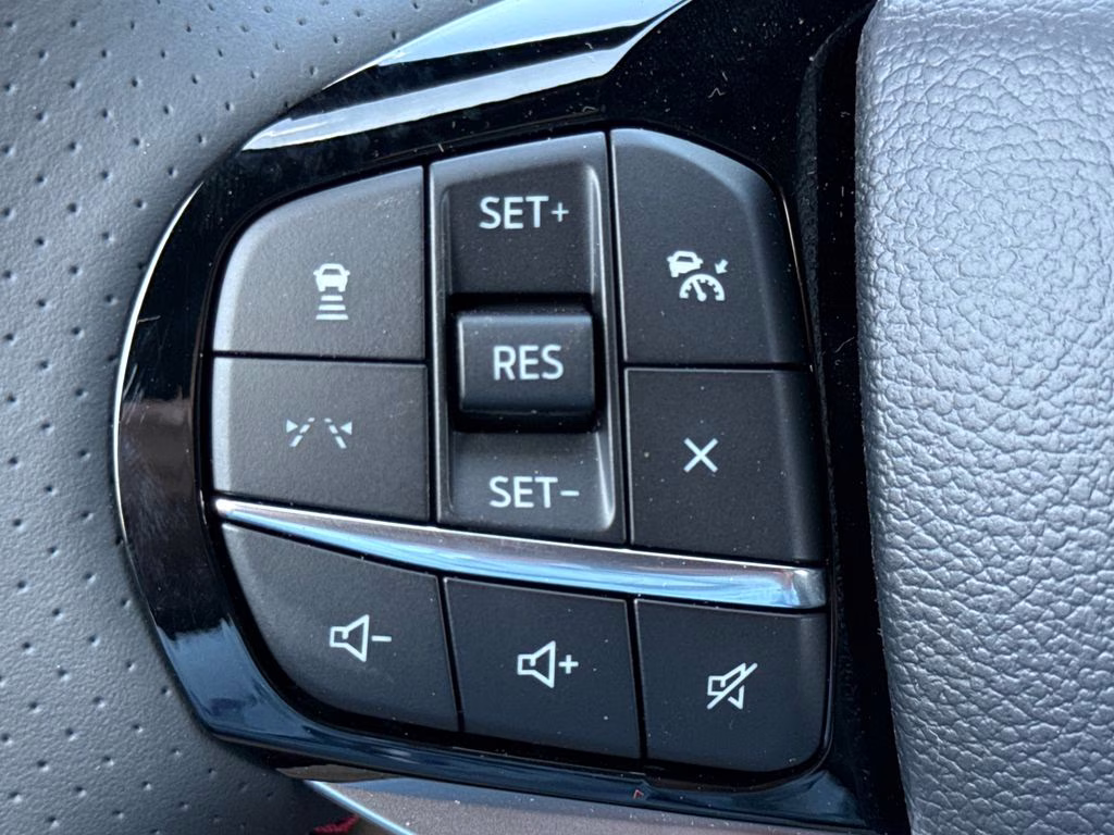 2026 Star White Metallic Tri-Coat Ford Explorer ST-Line RWD SUV