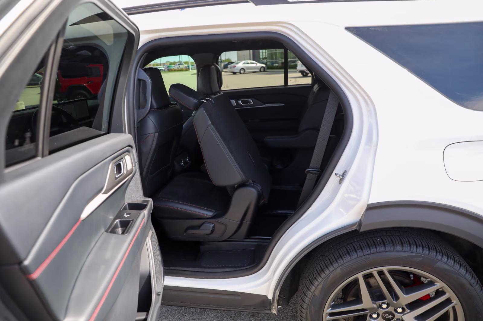 2025 Star White Metallic Tri-Coat Ford Explorer ST 4X4 SUV