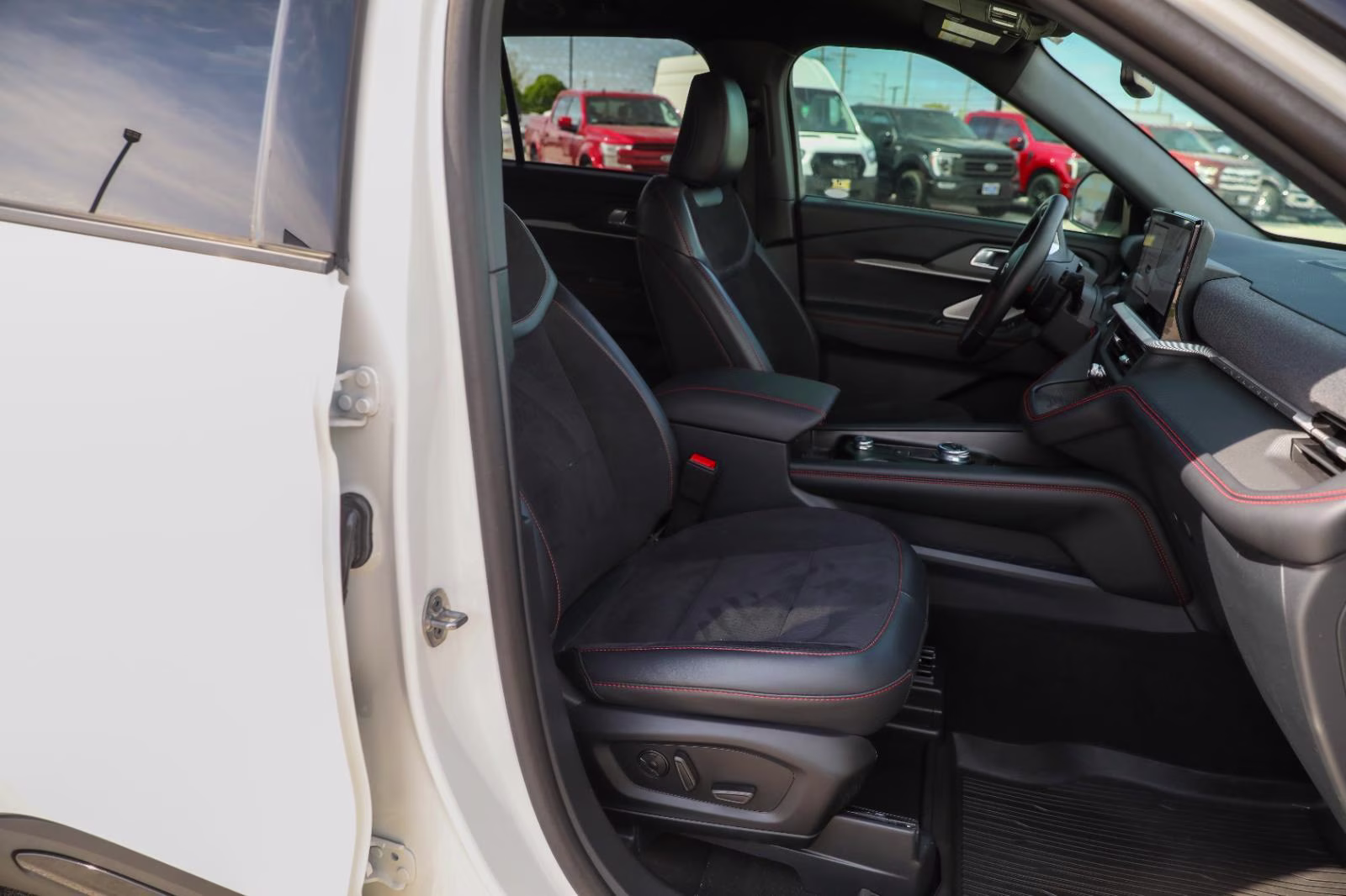 2025 Star White Metallic Tri-Coat Ford Explorer ST 4X4 SUV