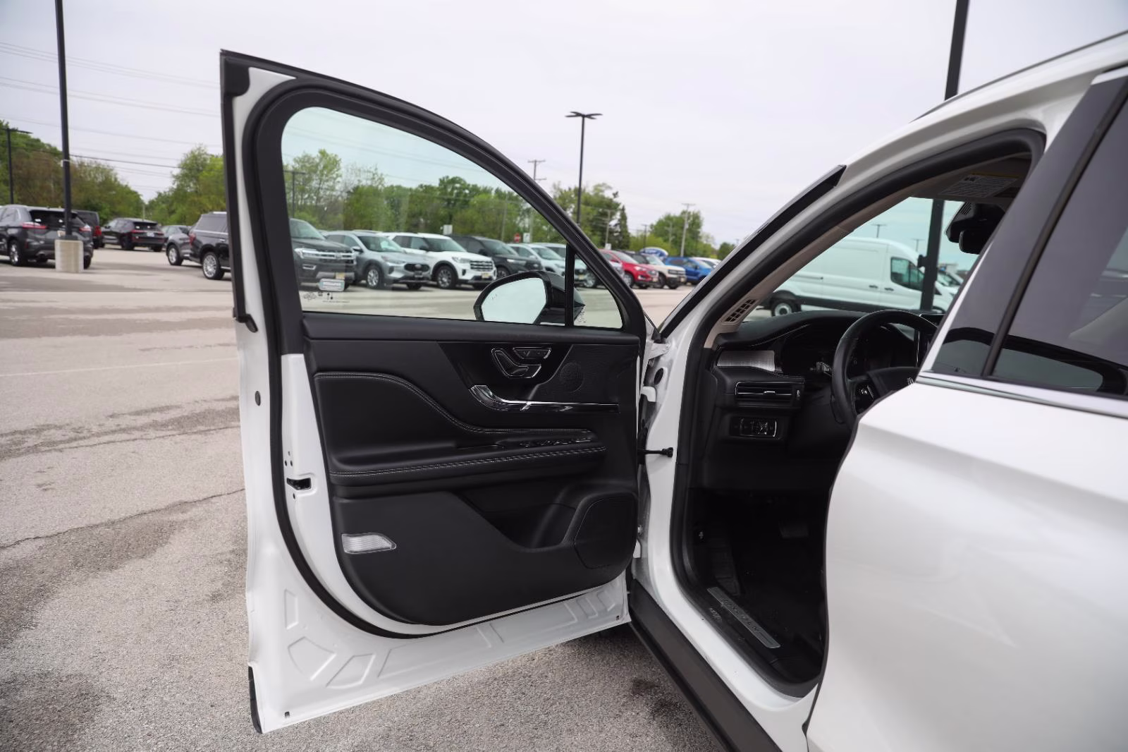 2023 Pristine White Metallic Tri-Coat Lincoln Corsair Reserve AWD SUV