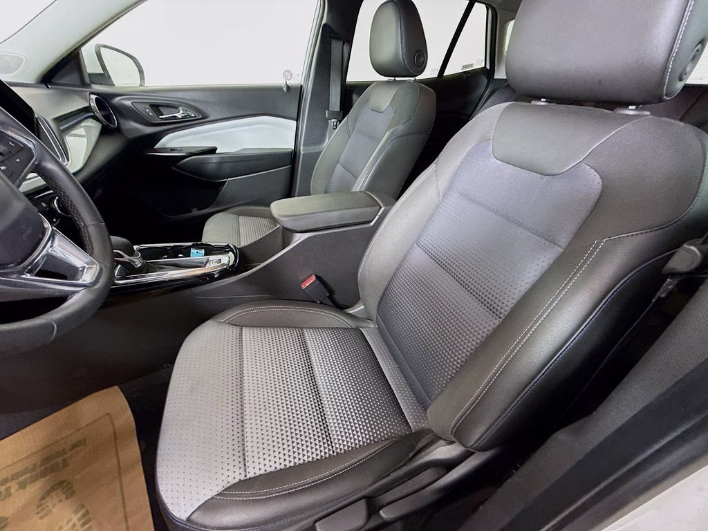 2025 Summit White Chevrolet Trax LT FWD SUV