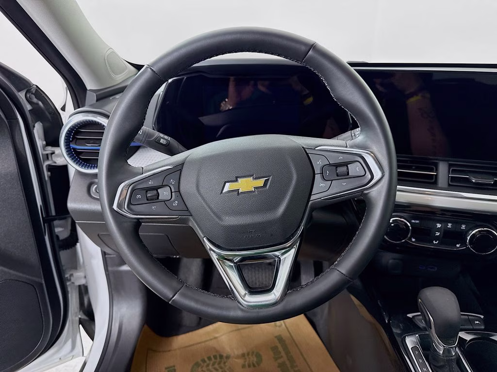 2025 Summit White Chevrolet Trax LT FWD SUV